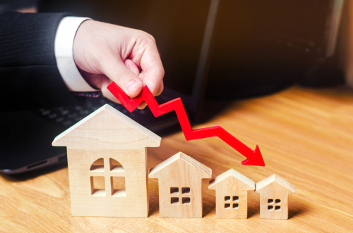 housing experts remain calm about housing price drops